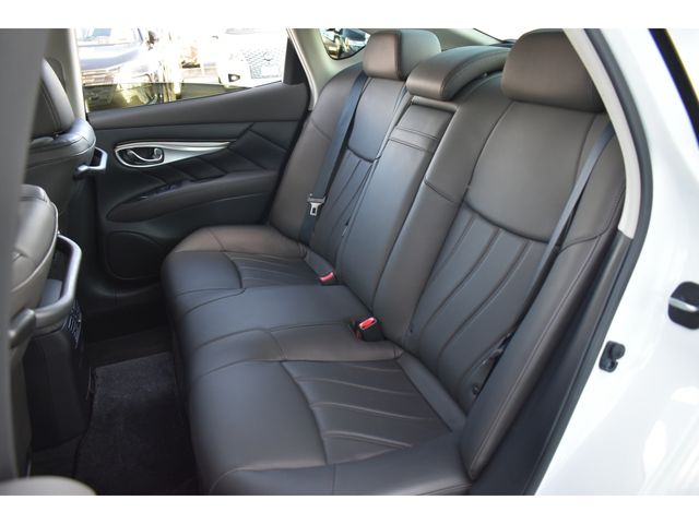 NISSAN FUGA HYBRID 2017