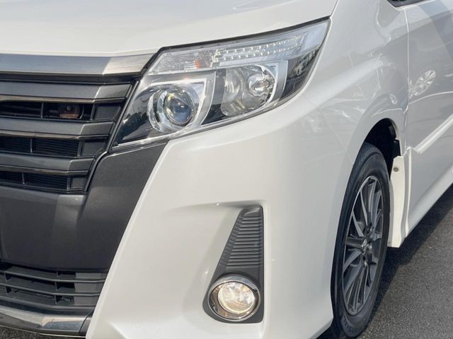 TOYOTA NOAH 2017