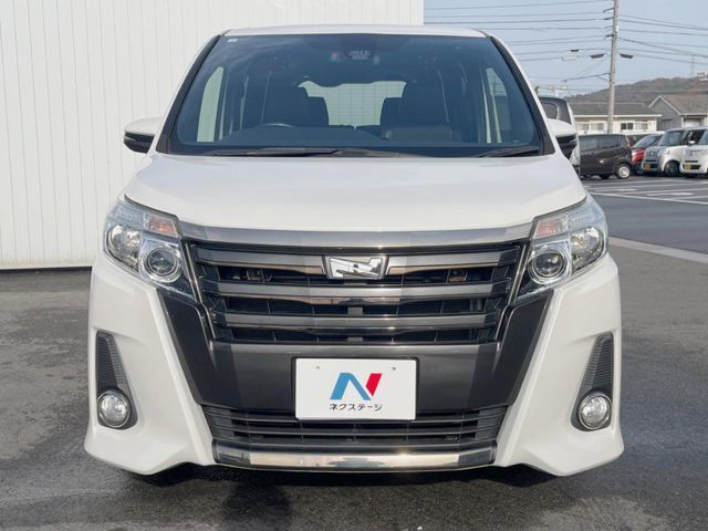TOYOTA NOAH 2017