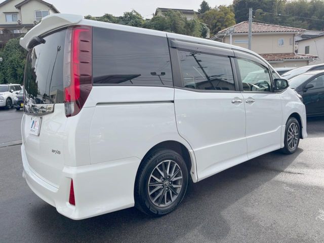 TOYOTA NOAH 2017
