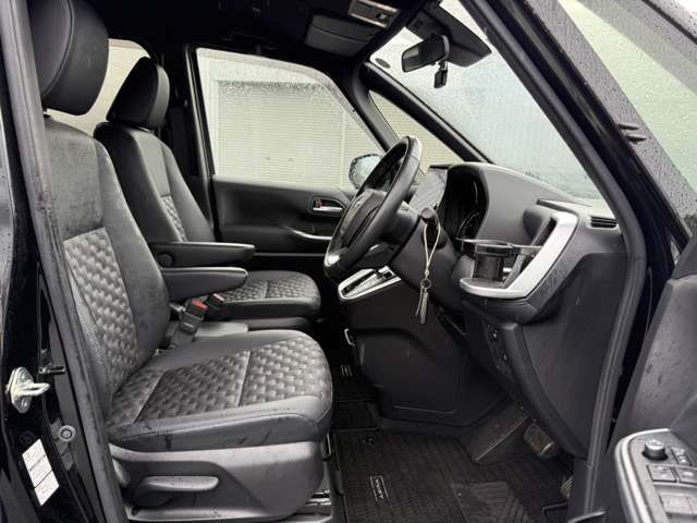 TOYOTA VOXY 4WD 2022