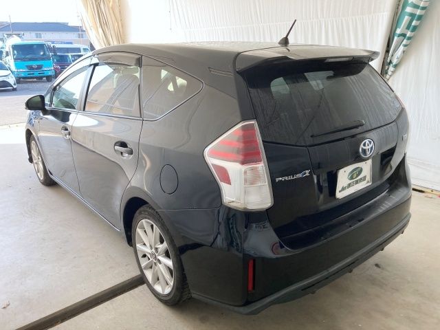 TOYOTA PRIUS Alpha 2015
