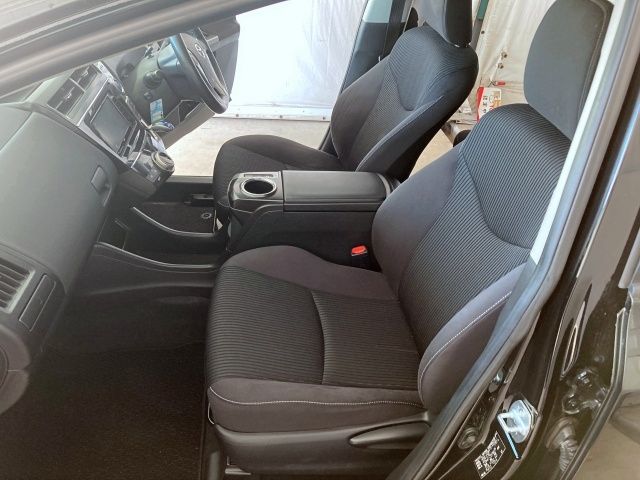 TOYOTA PRIUS Alpha 2015