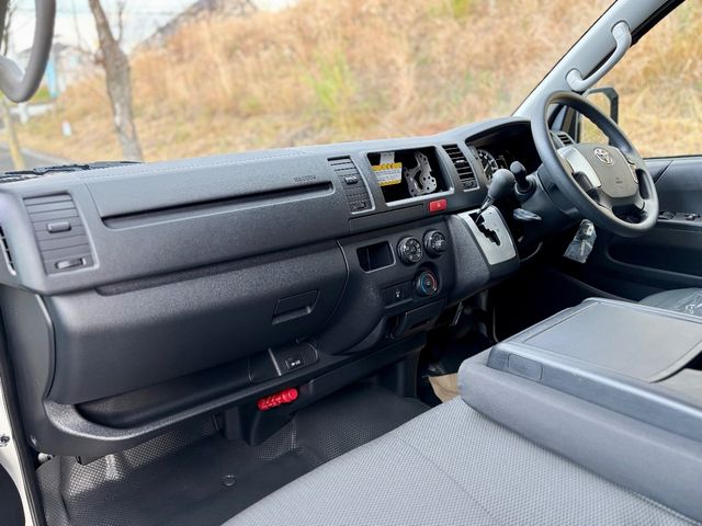 TOYOTA HIACE van 4WD 2025