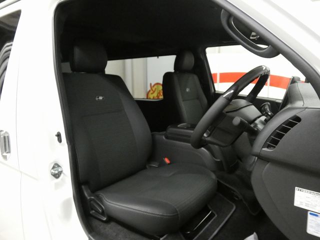 TOYOTA HIACE van 4WD 2025