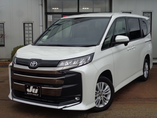 TOYOTA NOAH 4WD 2022