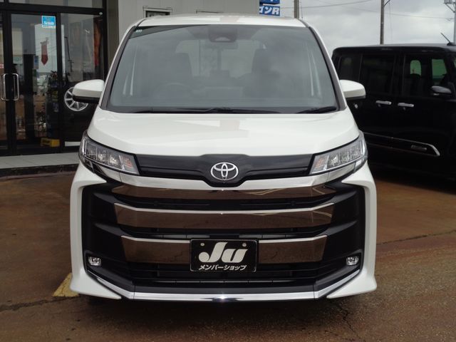 TOYOTA NOAH 4WD 2022
