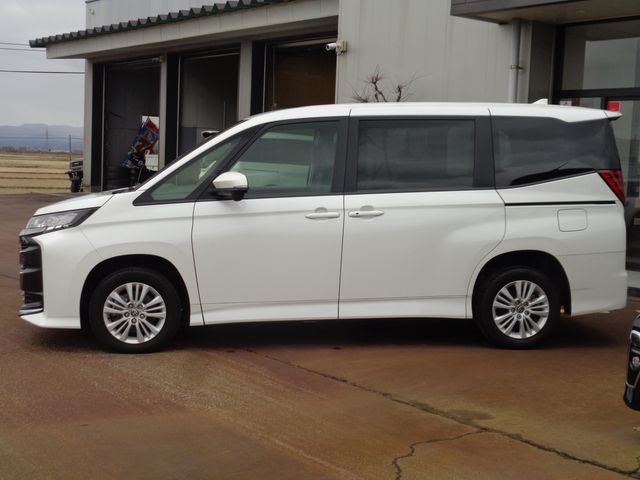 TOYOTA NOAH 4WD 2022