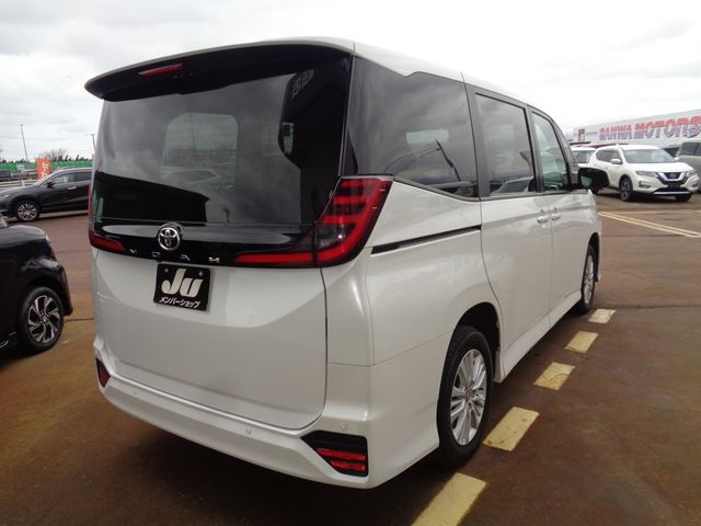 TOYOTA NOAH 4WD 2022