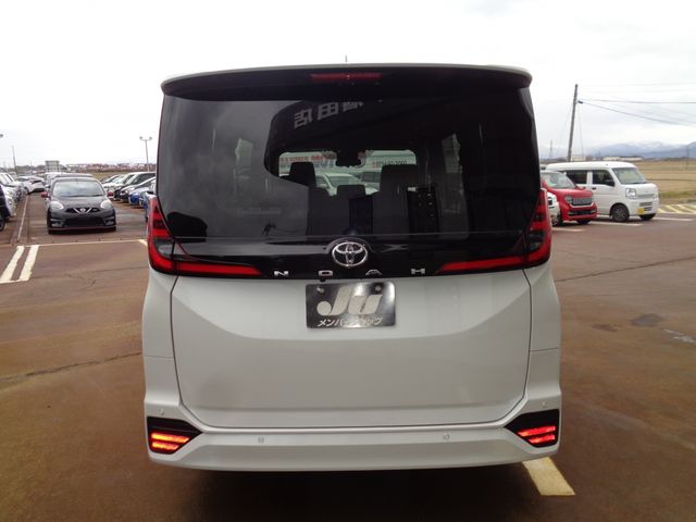 TOYOTA NOAH 4WD 2022