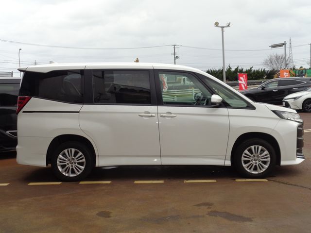 TOYOTA NOAH 4WD 2022