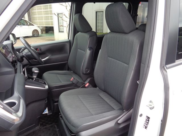 TOYOTA NOAH 4WD 2022