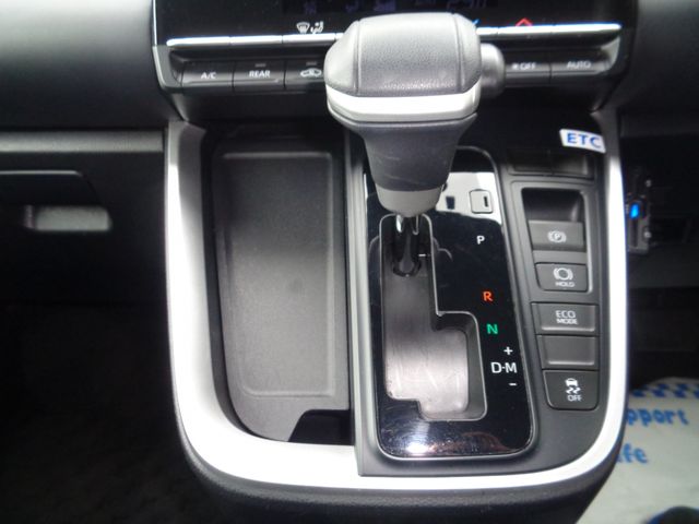 TOYOTA NOAH 4WD 2022