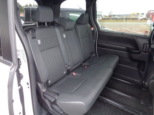 TOYOTA NOAH 4WD 2022