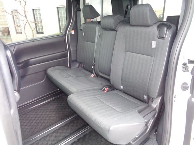 TOYOTA NOAH 4WD 2022