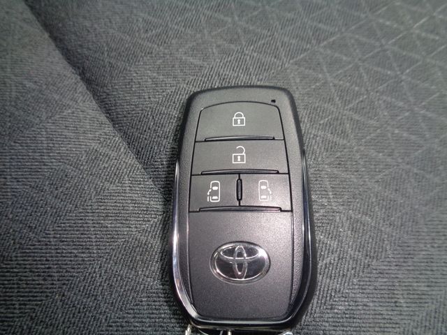 TOYOTA NOAH 4WD 2022