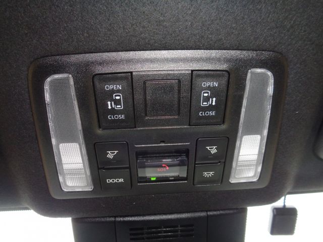 TOYOTA NOAH 4WD 2022