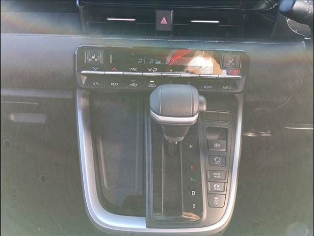 TOYOTA NOAH HYBRID 4WD 2023