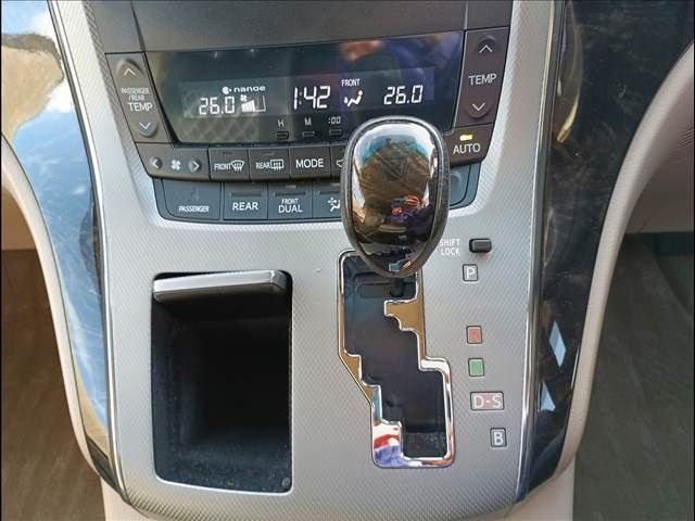 TOYOTA ALPHARD hybrid 4WD 2013