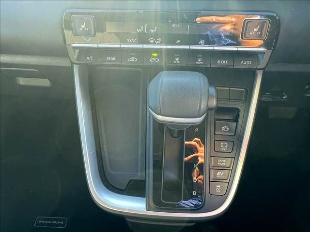 TOYOTA NOAH HYBRID 2023