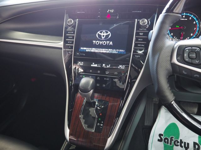 TOYOTA HARRIER 4WD 2017