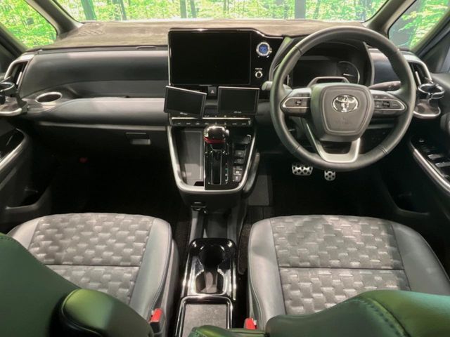 TOYOTA VOXY HYBRID 2023