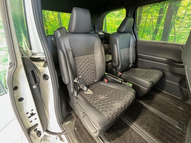 TOYOTA VOXY HYBRID 2023