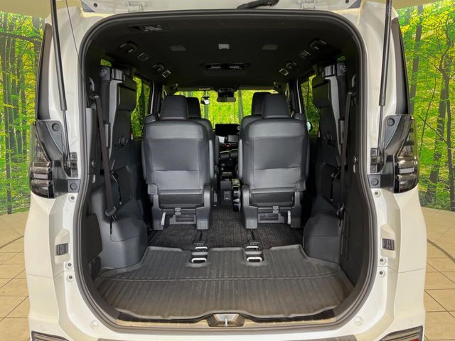 TOYOTA VOXY HYBRID 2023