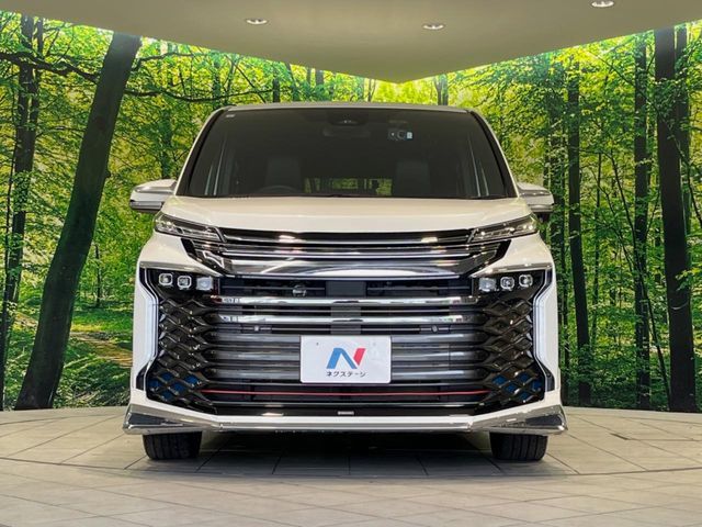 TOYOTA VOXY HYBRID 2023