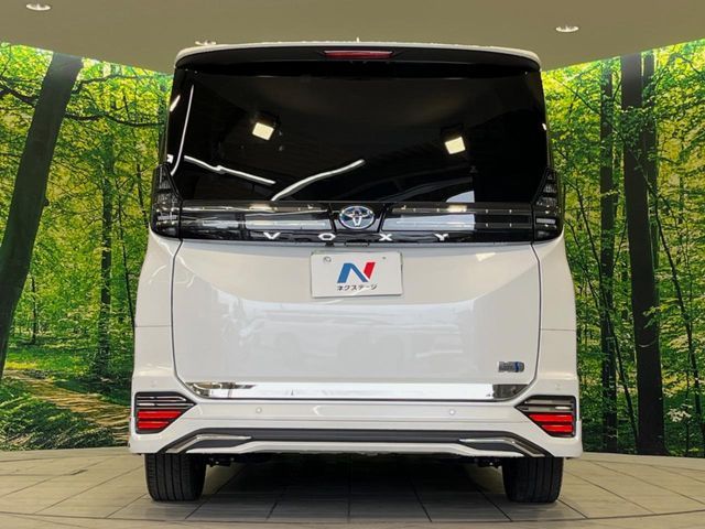 TOYOTA VOXY HYBRID 2023