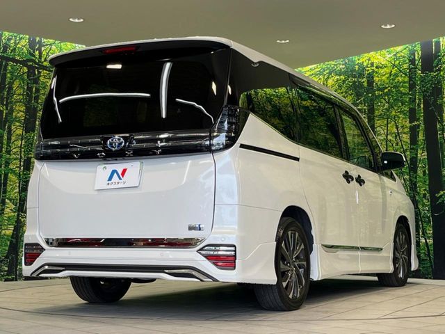 TOYOTA VOXY HYBRID 2023