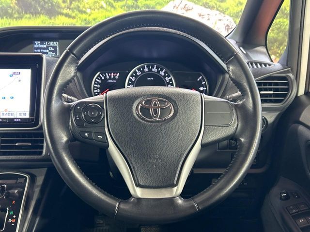 TOYOTA VOXY 2014