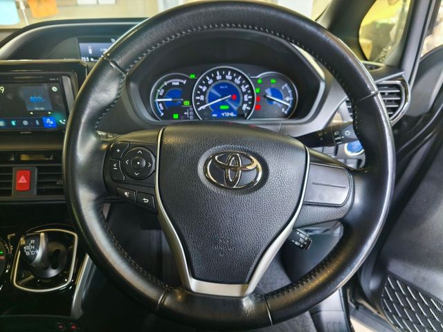 TOYOTA VOXY HYBRID 2021