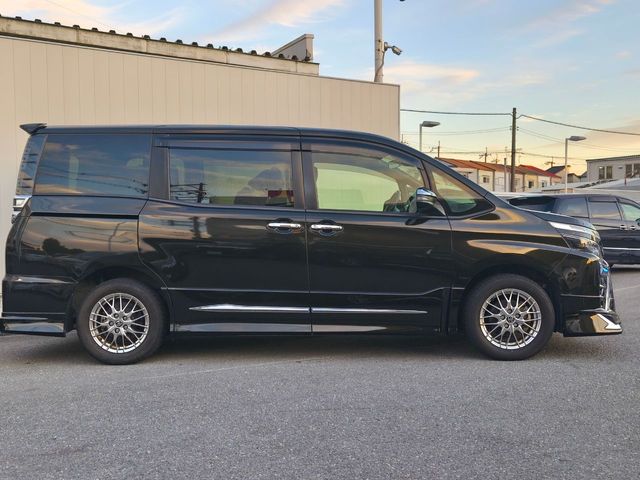 TOYOTA VOXY HYBRID 2021