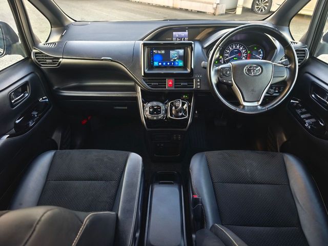 TOYOTA VOXY HYBRID 2021