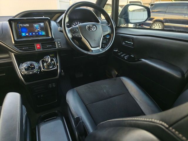 TOYOTA VOXY HYBRID 2021