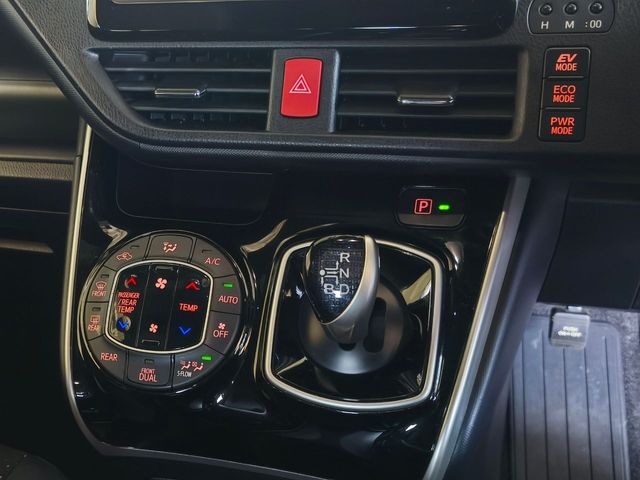 TOYOTA VOXY HYBRID 2021