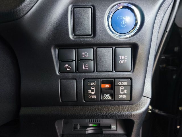 TOYOTA VOXY HYBRID 2021