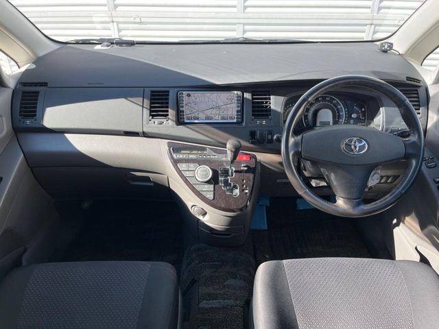 TOYOTA Isis 4WD 2005