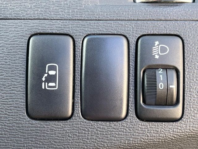 TOYOTA Isis 4WD 2005