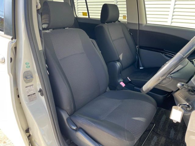 TOYOTA Isis 4WD 2005