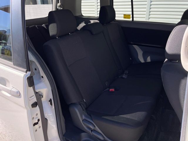 TOYOTA Isis 4WD 2005