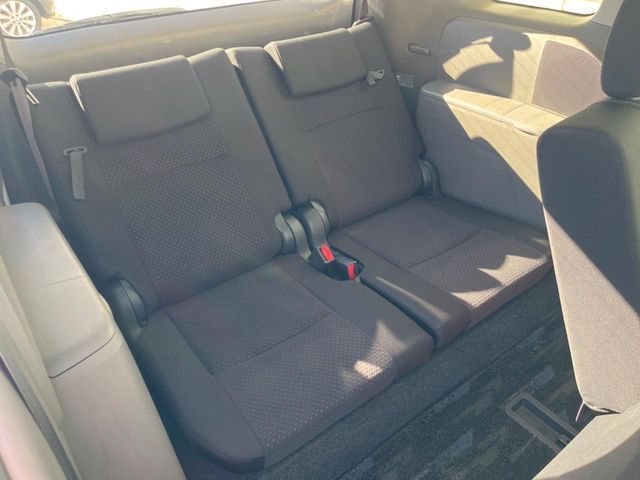 TOYOTA Isis 4WD 2005