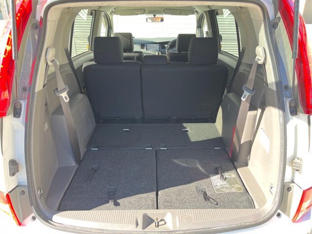 TOYOTA Isis 4WD 2005