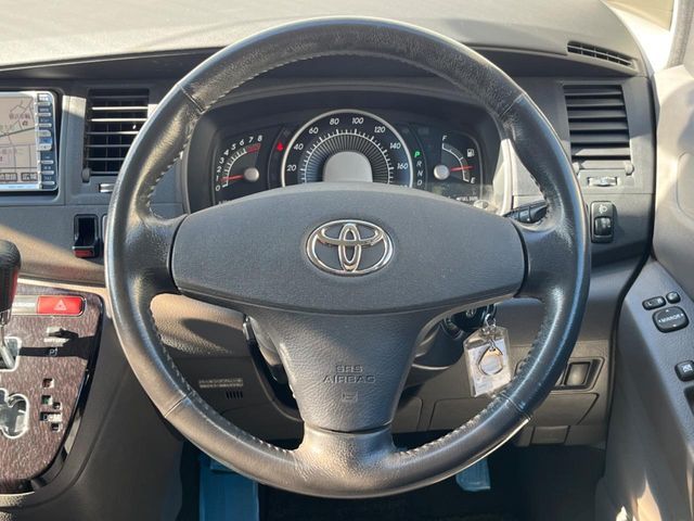 TOYOTA Isis 4WD 2005