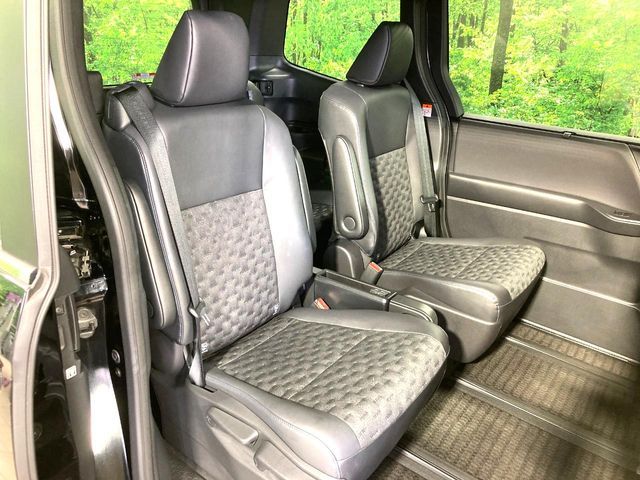 TOYOTA VOXY HYBRID 2023