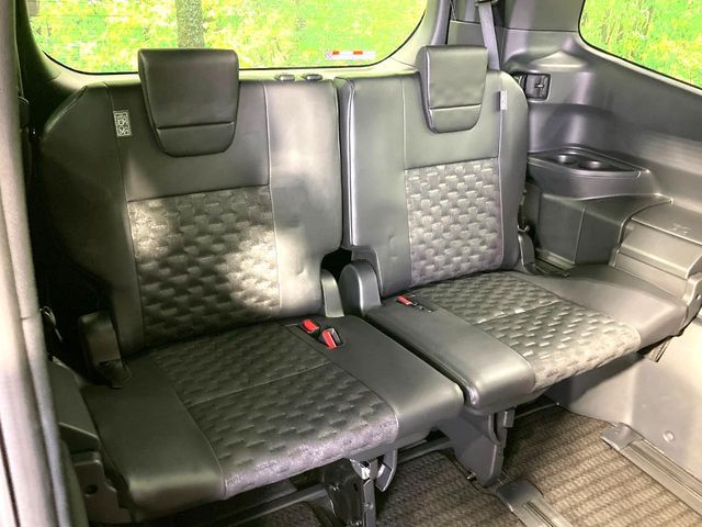 TOYOTA VOXY HYBRID 2023