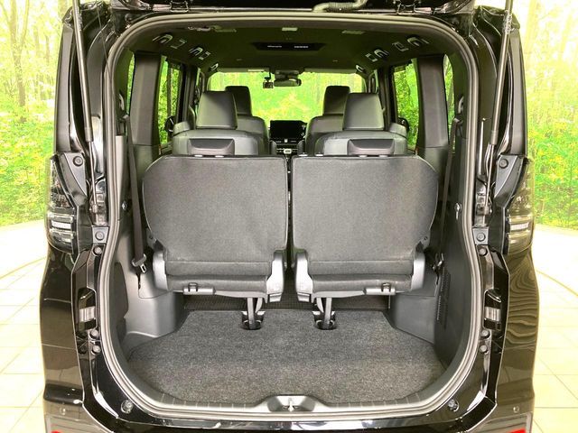 TOYOTA VOXY HYBRID 2023