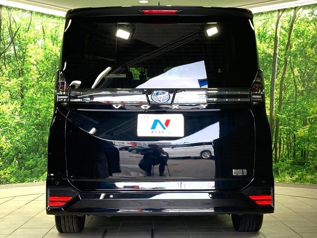 TOYOTA VOXY HYBRID 2023