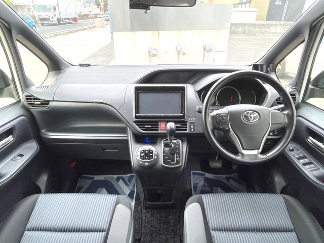 TOYOTA NOAH 2014